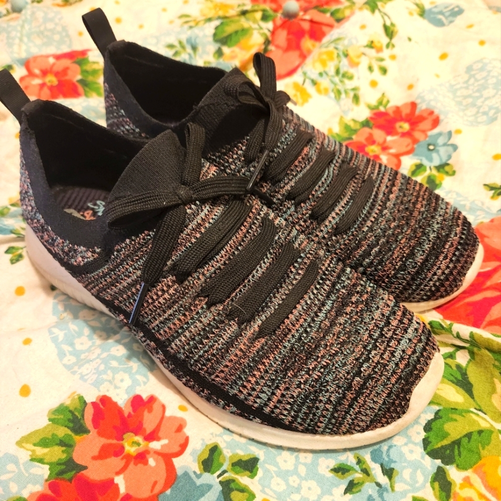 Size 8 Skechers Sneakers